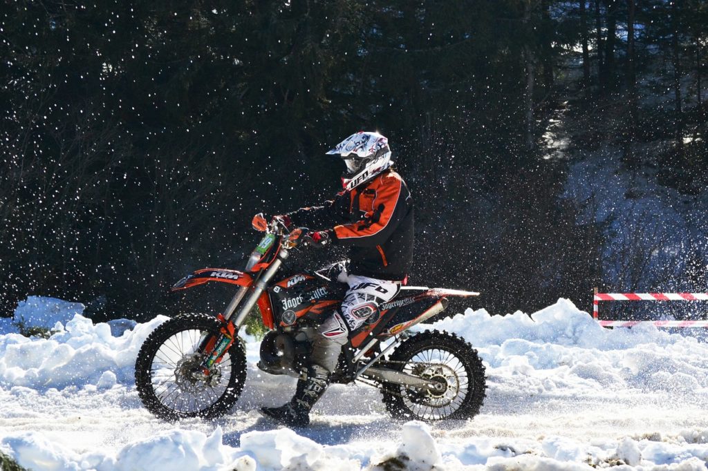 motard pendant l'hiver